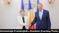 Vicepreședinta Comisiei Europene pentru valori și transparență, Věra Jourová, îi transmitea în iunie 2022 președintelui Klaus Iohannis îngrijorarea Comisiei cu privire la forma în care voiau parlamentarii români să adopte Legea avertizorilor de integritate.