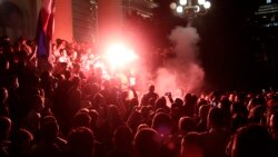 Белградта комендант сағатын қайта енгізу туралы биліктің бастамасына жұрт наразылық білдірді. Сербия, 7 шілде 2020 жыл.