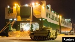 Un vehicul de luptă Bradley care se îndreaptă spre Ucraina, este încărcat pe portavionul ARC Integrity la North Charleston, Carolina de Sud, SUA, la 25 ianuarie 2023.