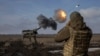Militari ucraineni din Brigada 43 Artilerie grea trag din tunul autopropulsat german Panzerhaubitze asupra pozițiilor armatei ruse în apropiere de Bahmut în regiunea Donețk, 5 februarie 2023