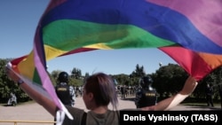 Во время митинга ЛГБТ-активистов на Марсовом поле. Санкт-Петербург. 2014 год 