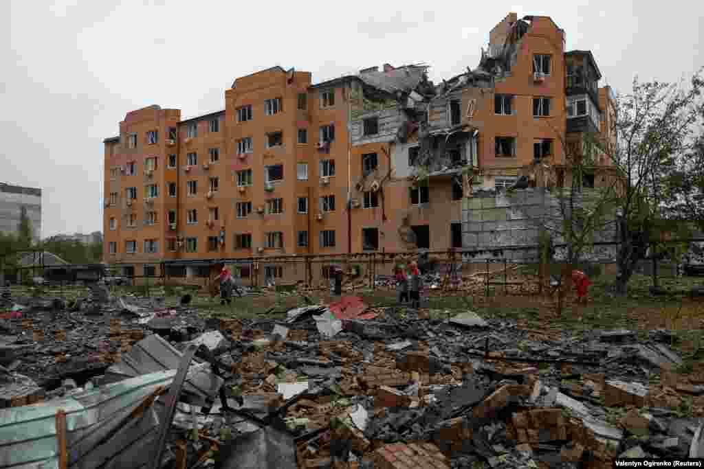 Bloc de apartamente din Nikolaev lovit de un atac cu rachete rusești pe 23 octombrie.&nbsp; Regiunea Nikolaev a fost atacată cu rachete cu rază lungă de acțiune de când Kremlinul și-a lansat invazia în februarie. Încercarea armatei ruse de a avansa spre vest prin Nikolaev și spre Odesa a fost blocată de forțele ucrainene la începutul invaziei.&nbsp;