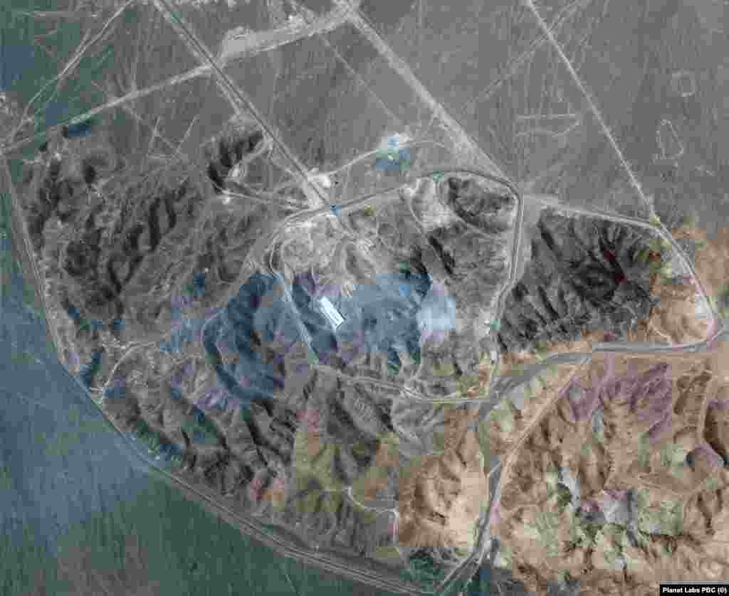 Imagini din satelit, din 19 și apoi din 22 iunie, surprind cum s-a schimbat culoarea muntelui Fordo, în zona unde se află uzina de îmbogățire a uraniului, după bombardamentele americane.