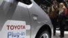 Посетители рассматривают Concept Car Toyota Prius Hybrid Plug-in на выставке Geneva International Motor Show. 5 марта 2008 года