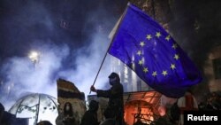 საპროტესტო აქციის მონაწილე ევროკავშირის დროშით