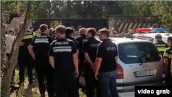 პოლიციელები თვალჭრელიძის ქუჩაზე