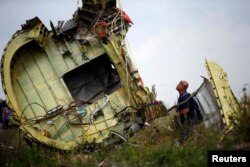 Un expert la locul prăbușirii avionului, in luna iulie.