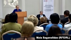 Мадлен Олбрайт призвала грузинских женщин к активности и посвятить себя политической деятельности на местах