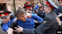 Льва Пономарева задержали при разгоне пикета памяти жертв Беслана
