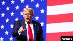 Дональд Трамп выступает перед командным составом армии США на базе в Куантико, 30 сентября 2025 года