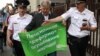 "Яблоко" партиясының Мәскеу бөлімінің басшысы Сергей Михрохинді полицияның бөгеу сәті. Мәскек, 19 маусым 2018 жыл 