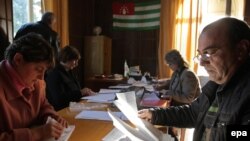Избирательная комиссия имеет десять дней на регистрацию выдвинутых кандидатов. Для этого изучаются представленные документы, сделаны запросы в соответствующие органы