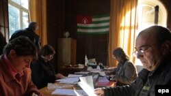 ადგილობრივი საარჩევნო კომისიის წევრები საარჩევნო ბიულეტენებს ამოწმებენ
