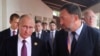Ресей президенті Владимир Путин (сол жақта) мен бизнесмен Олег Дерипаска. Вьетнам, қараша, 2017 жыл