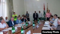 Лидеры девяти общественных организаций и партий выразили готовность объединить усилия для защиты национальных интересов Абхазии, содействовать преодолению политического кризиса и осуществлению реформ