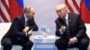 Ресей президенті Владимир Путин (сол жақта) мен АҚШ президенті Дональд Трамп. Гамбург, 7 шілде 2017 жыл.