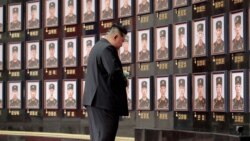 Ким Чен Ын стоит перед стелой с фотографиями военнослужащих Корейской народной армии (КНА), погибших на войне против Украины. Главный зал здания Центрального комитета Трудовой партии Кореи в Пхеньяне. 22 августа 2025 года