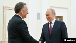 Рускиот претседател Владимир Путин (десно) на претходната средба со американскиот претставник Стив Виткоф во Москва