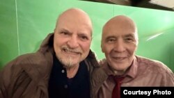 Александр Филиппенко (справа) и Александр Генис в Нью-Йорке после моноспектакля Филиппенко "В поисках живой души". Фото Ирины Генис