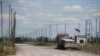 Спалений автомобіль та антидронові сітки над дорогою поблизу Добропілля, Донецька область, 10 серпня 2025 року