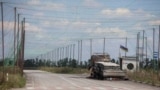 Спалений автомобіль та антидронові сітки над дорогою поблизу Добропілля, Донецька область, 10 серпня 2025 року