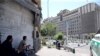 Иран полициясы қарулы адамдар шабуыл жасаған парламент ғимаратын сырттай бақылап тұр. 7 маусым 2017 жыл.