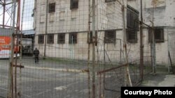 В настоящее время в России, по словам Дмитрия Шамба, отбывают наказание несколько десятков абхазских граждан. А в Абхазии – 16 граждан России. Заключенные стремятся из российских тюрем вернуться домой, в Абхазию