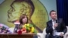 Сьвятлана Алексіевіч і вядоўца імпрэзы Аляксандар Лукашук