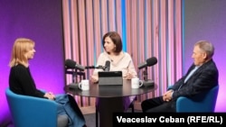 Victoria Coroban (centru), gazda podcastului „Dincolo de știri”, alături de invitații săi - Dana Ciobanu și Nicolae Negru în studioul Europei Libere de la Chișinău.
