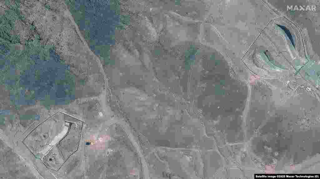 Imaginile din satelit atestă schimbări și la intrările în tunelul uzinei de la Fordo, după loviturile americane.