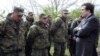 Михаил Саакашвили беседует с солдатами, участвовавшими в мятеже