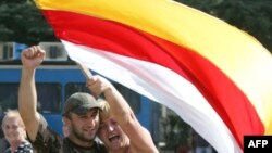 В 2008 году южные осетины добились признания своей государственности со стороны России. Но случилось так, что к моменту признания из республики вымылся политический класс. На его месте оказались вороватые чиновники, не способные провести системные преобразования или хотя бы обустроить сносную жизнь