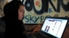 Афганка просматривает Facebook в интернет-кафе в Кабуле до захвата власти талибами в 2021 году