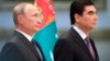Ресей президенті Владимир Путин (сол жақта) мен Түркіменстан президенті Гурбангулы Бердімұхамедов кездесу алдындағы салтанатты рәсім кезінде. Ашғабат. 2 қазан, 2017 жыл. 