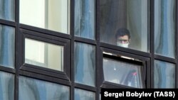 Акно інфэкцыйнай лякарні ў Камунарцы ў Маскве.