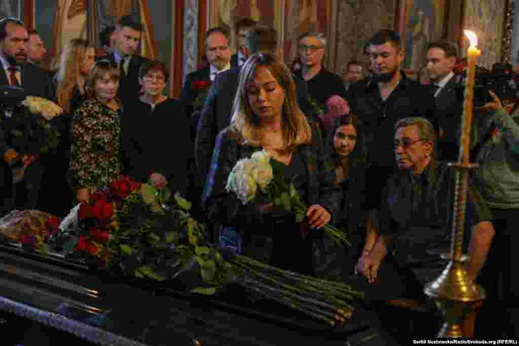 პროექტ "სხემის" ხელმძღვანელი ნატალკა სედლეცკა რუსეთის ტყვეობაში გარდაცვლილი ჟურნალისტის, ვიქტორია როშჩინას დაკრძალვის ცერემონიაზე.