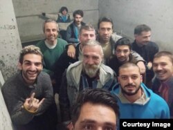 სელფი გადაღებულია 30 ნოემბერს ე.წ. აბეზიანკაში, ანუ სასამართლოსწინა მოსაცდელ საკანში - გიორგისთან ერთად მყოფი ყველა ადამიანი აქციებზეა დაკავებული, მათი ნაწილი მასზე სასტიკად არის ნაცემი.