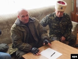 Аляксей Мазгавой (зьлева) на сустрэчы з журналістамі
