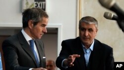 Генералниот директор на Меѓународната агенција за атомска енергија Рафаел Гроси и раководителот на Организацијата за атомска енергија на Иран, Мохамад Ислами, Техеран, Иран, 14 ноември 2024 год