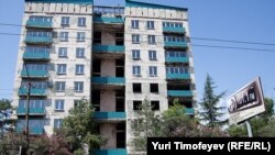 Согласно Гражданскому кодексу, покупателем жилья может быть гражданин Абхазии, а порядок и виды жилых помещений, которые могут приобретать иностранные граждане и лица без гражданства, устанавливаются отдельным законом