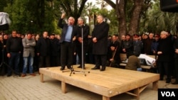 Кризис назрел и народ вышел на митинг второй раз за 10 дней, чтобы выразить свою гражданскую позицию