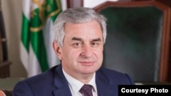 На пресс-конференции Рауля Хаджимба были затронуты разные темы: встреча с президентом России Владимиром Путиным, отставка министра внутренних дел Рауля Лолуа, вопросы, связанные с собственными ресурсами, и другие