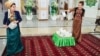 Түркіменстан мәжілісі сайлауына дауыс беріп жатқан адамдар. Ашғабад. 25 наурыз, 2018 жыл.