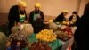 Прямо в зале на примусах хозяйки варили мамалыгу с сыром и кукурузную крупу в виноградном соке, угощали посетителей. Музыканты исполняли темпераментные народные мелодии, а школьники в национальных костюмах танцевали