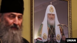 ფოტო არქივიდან. მიტროპოლიტი ონოფრე რუსეთის პატრიარქ კირილეს პორტრეტის ფონზე კიევ-პეჩერის ლავრაში 
