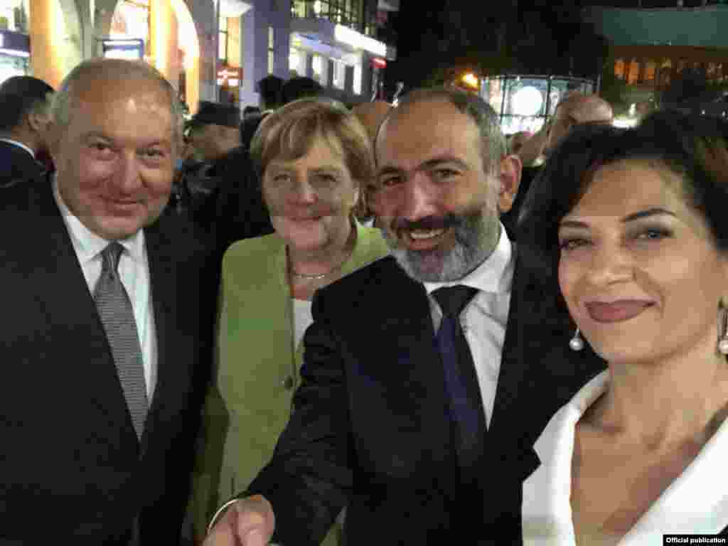 Angela Merkel Ermənistanda