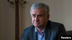 Рауль Хаджимба говорит, что он много лет посвятил политической борьбе не для того, чтобы сесть в кресло, а для того, чтобы изменить ситуацию в Абхазии 