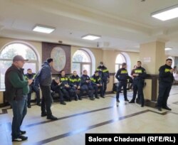 შინაგან საქმეთა სამინისტროს პოლიციელები სასამართლოში მოწმედ გამოძახებას ელოდებიან