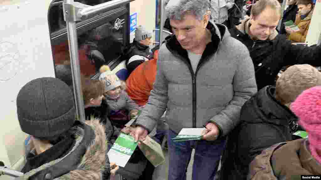 Борис Немцов Мәскеу метросында жұртқа оппозициялық &quot;Весна&quot; маршы туралы үнпарақ таратып жүр. Ақпан, 2015 жыл.