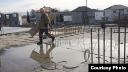 У южных осетин при упоминании о подрядчиках из России могли возникнуть нехорошие ассоциации с челябинскими специалистами, восстанавливавшими республику в 2009-2011 годах: до сих пор расхлебывают результаты их работы